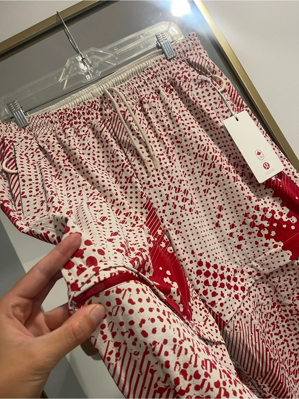 NWT Team Canada Convertible Pant Jogger Shorts
COC Logo size large medium - Picture 11 of 16